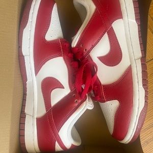 Women’s Low Dunks Size 8.5 Never Worn !